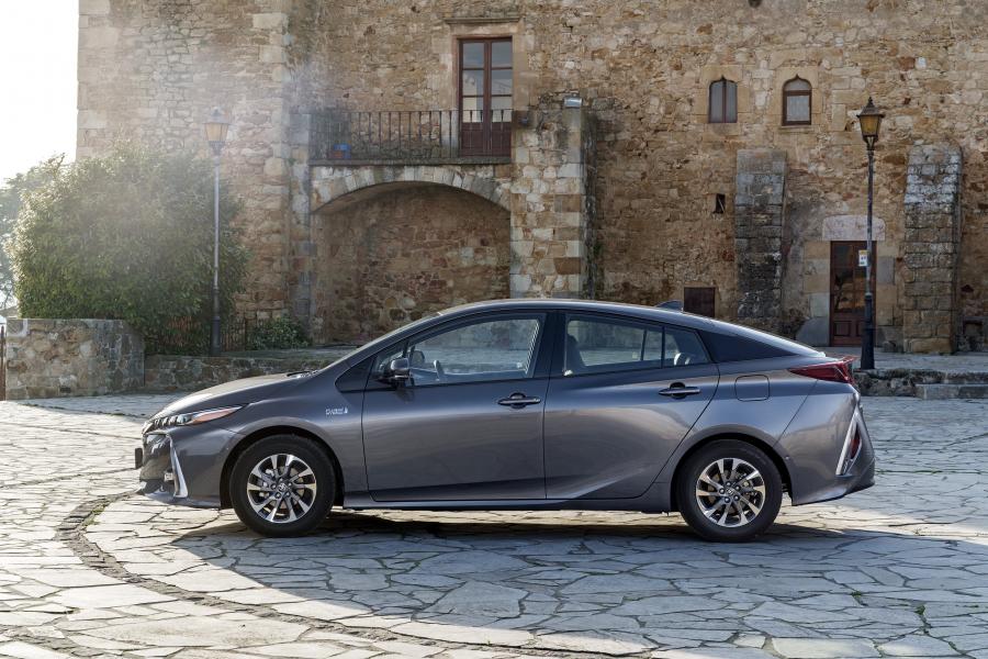  Toyota Prius Plug-in Hybrid 2016 года  (фото 38 из 187)